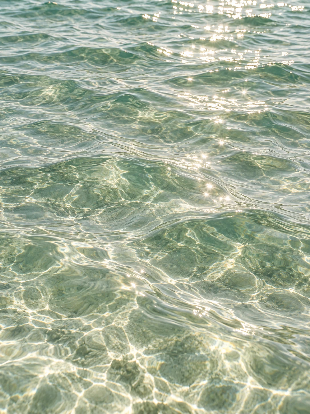 Мягкие блики на спокойной морской воде